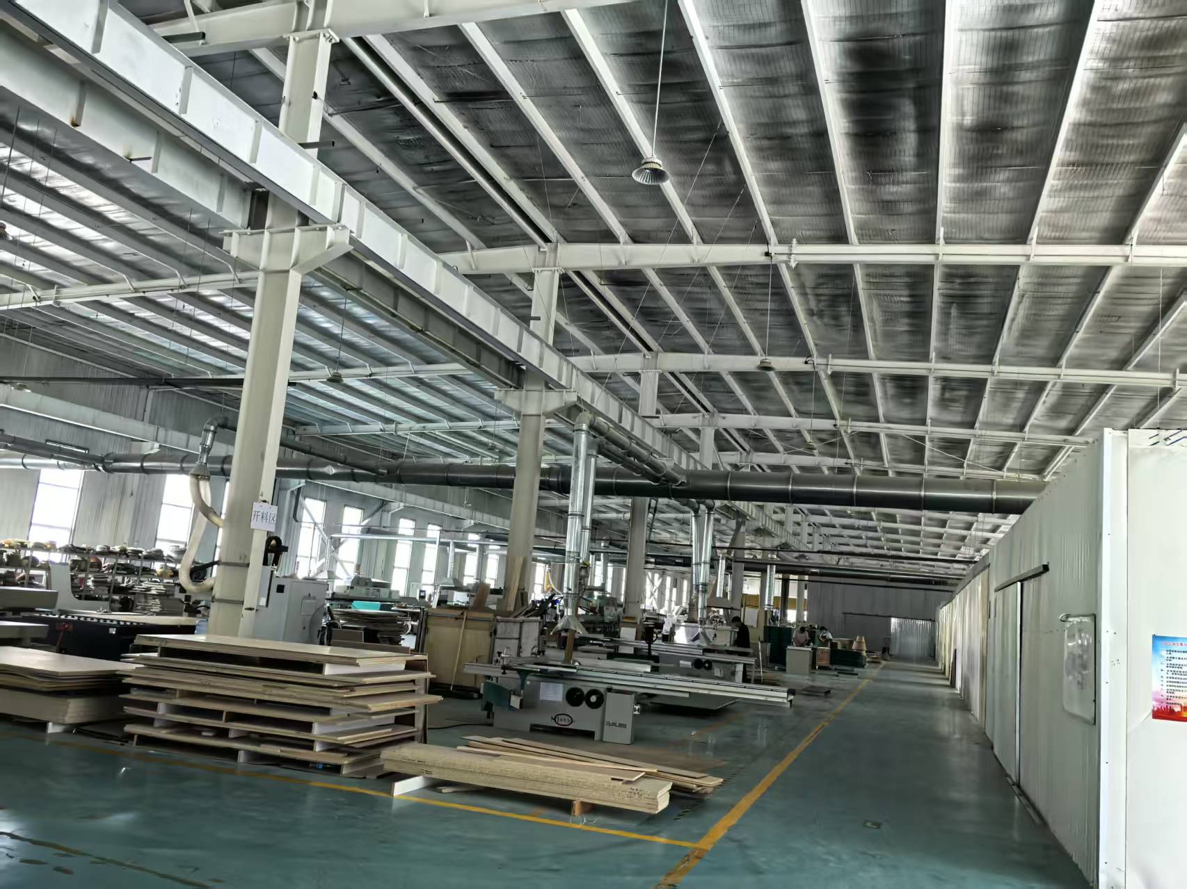 现代化生产车间内部，工人操作精密设备，整洁有序的工作环境