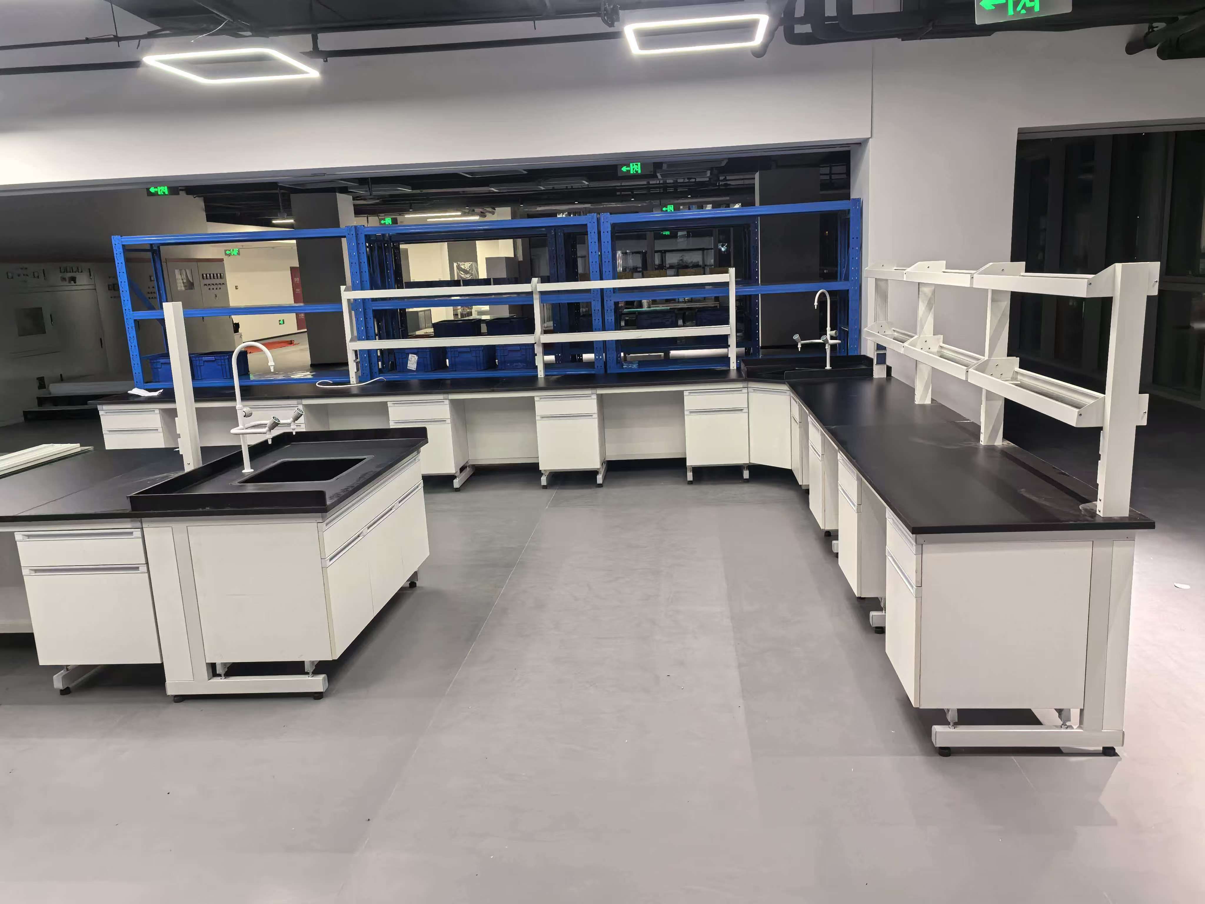 工业车间工具柜组合，金属材质，多层抽屉设计，整齐摆放各种工具